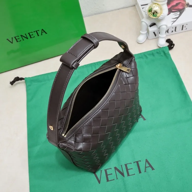 Batch 1360 #BvWallace Shoulder Lunch Bag 🔥 A lunch box bag that you can just grab and go. It is made of classic intrecciato weaving technology and reflects the craftsmanship of Bottega. The entire bag is made of top-grade happa lambskin. It is very soft and lightweight. The small bag shape is cute and exquisite. The interior capacity is also very large and can be carried under the arm. It is quite practical! The bottom of the bag is made of gold metal to prevent wear and tear. The details are really good! Choose this elegant commuting bag for Zaoba people~ Size: 22x13x9.5, model number; 7748#